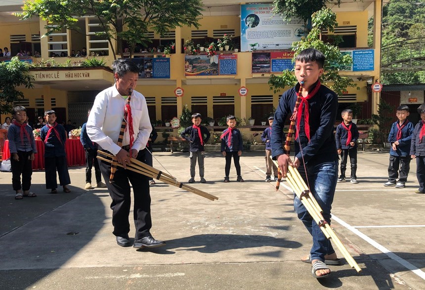 Học sinh xã Sà Phìn tham gia lớp học nghệ thuật khèn Mông để gìn giữ bản sắc văn hóa dân tộc