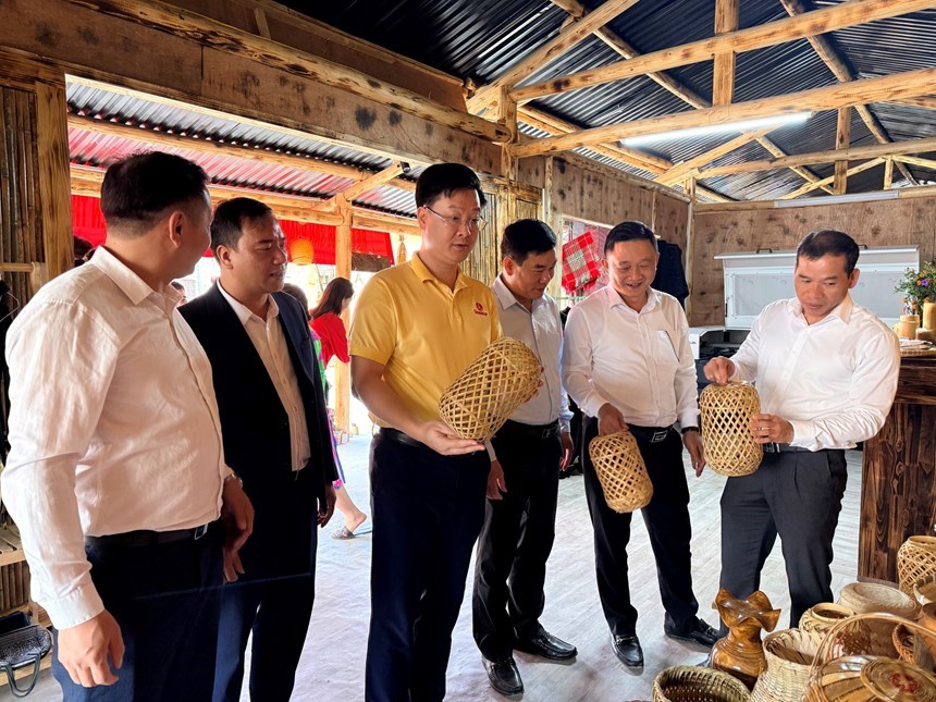 Quà lưu niệm mang bản sắc văn hóa đồng bào vùng cao Lũng Cú