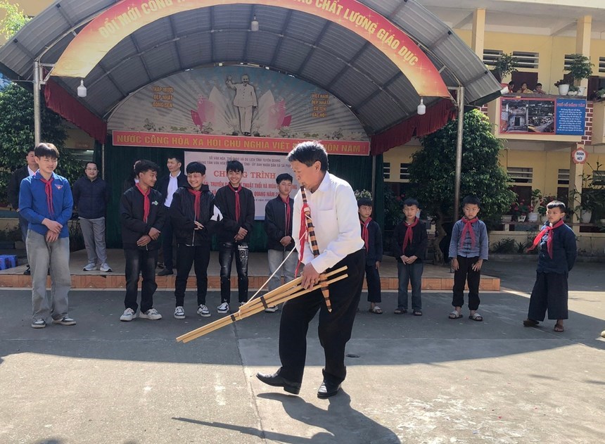 Thế hệ trẻ người Mông tại Sà Phìn tiếp nối di sản khèn truyền thống gắn phát triển du lịch cộng đồng