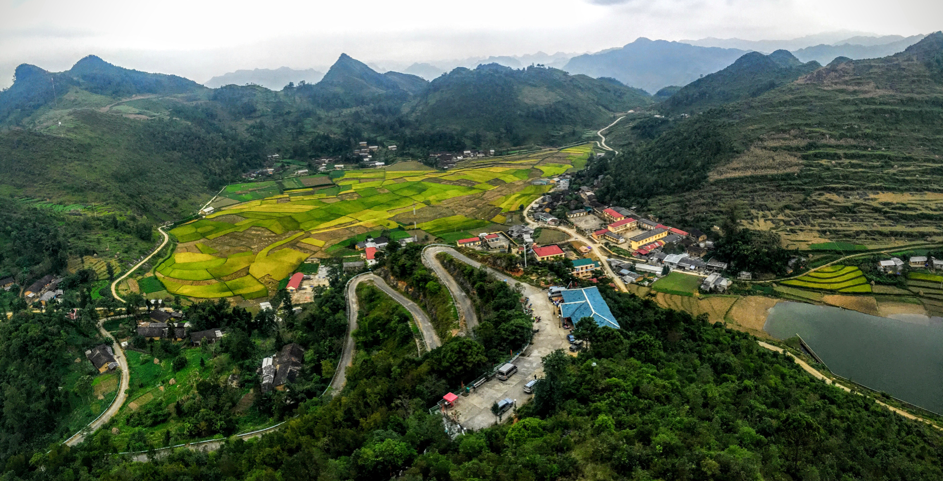 Toàn cảnh xã Lũng Cú nhìn từ trên cao giữa núi non vùng cao Tuyên Quang