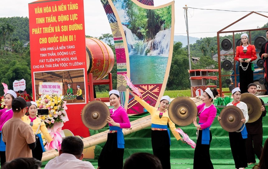 Màn hòa tấu 200 chiêng Mường vang vọng núi rừng tại Lễ hội Đánh cá suối ở Phú Thọ