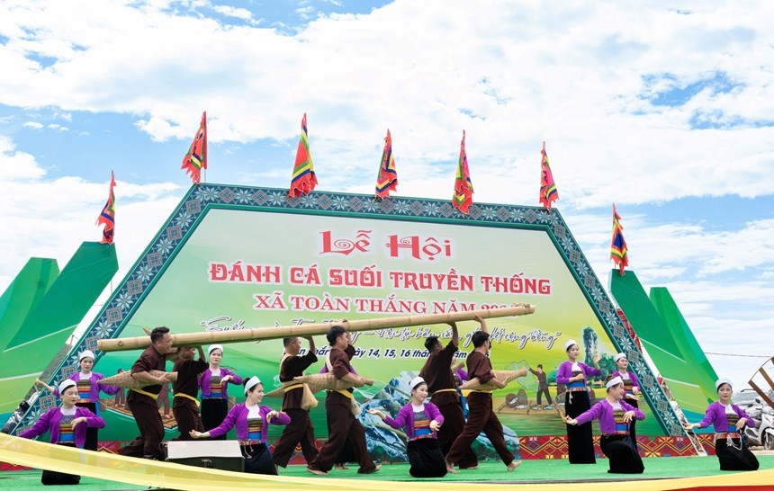 Người dân Mường tham gia các hoạt động văn hóa tại Lễ hội Đánh cá suối ở Phú Thọ