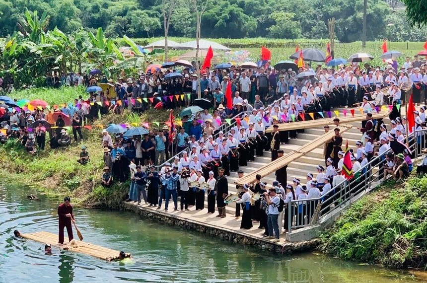 Người dân Mường tham gia các hoạt động văn hóa tại Lễ hội Đánh cá suối ở Phú Thọ