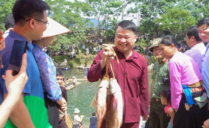 Người dân mang vó lưới xuống suối tham gia Lễ hội Đánh cá suối truyền thống ở Phú Thọ
