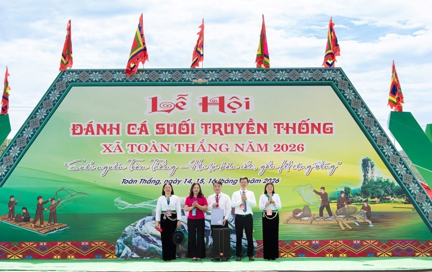 Đại diện Cục Văn hóa các dân tộc Việt Nam trao quà tại Lễ hội Đánh cá suối ở xã Toàn Thắng tỉnh Phú Thọ