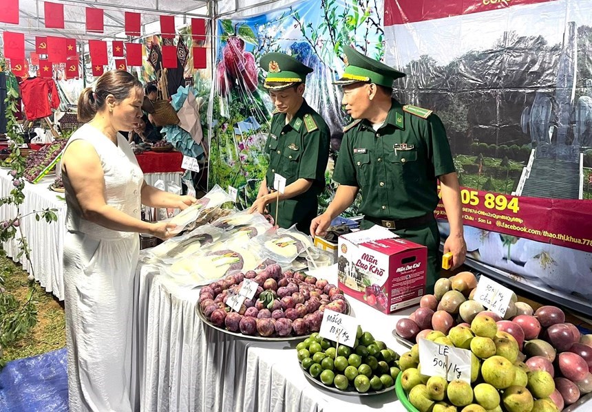 Du khách trải nghiệm ngày hội mận Phiêng Khoài