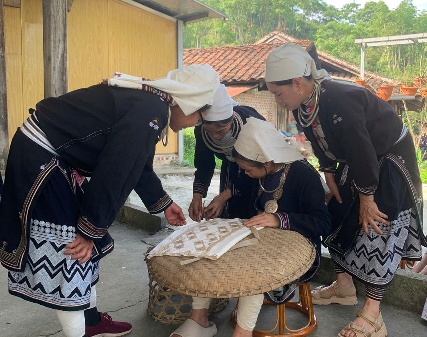 Hoa văn thêu tay độc đáo trên trang phục truyền thống của người Dao Tiền