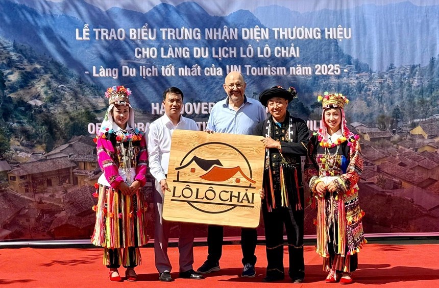 Đoàn công tác Đại sứ quán Thụy Sĩ tại Việt Nam trao biểu tượng Làng du lịch tốt nhất thế giới cho xã Lũng Cú và thôn Lô Lô Chải