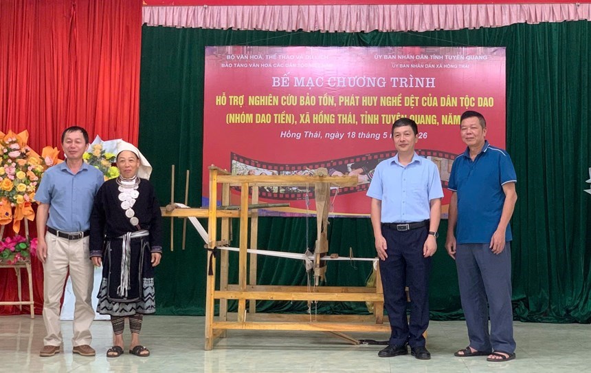 Đại diện Bảo tàng Văn hóa các dân tộc Việt Nam trao tặng khung dệt cho người Dao Tiền