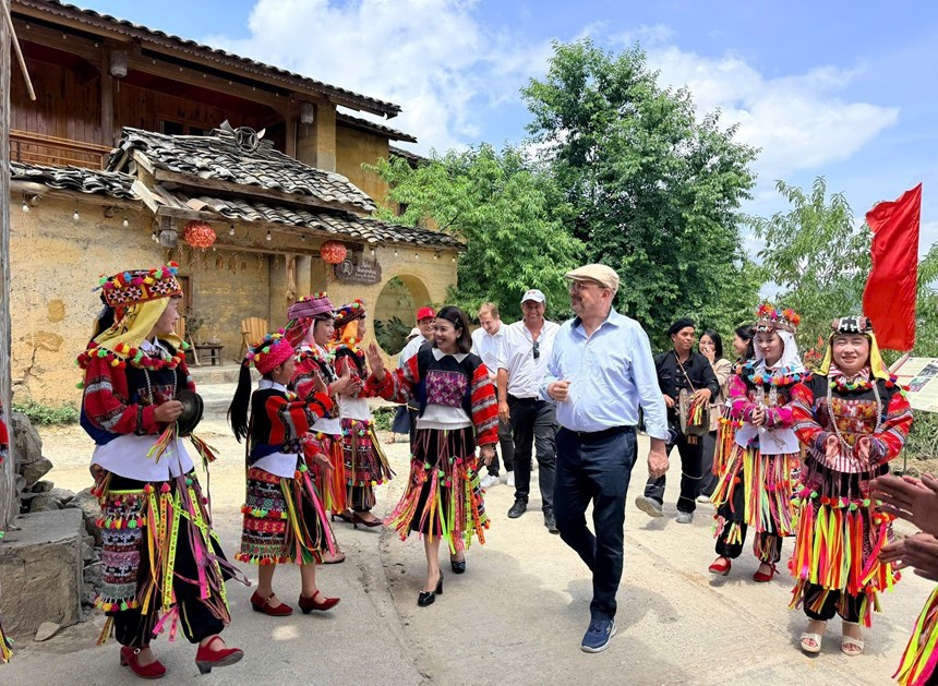 Đại sứ Thomas Gass khảo sát tuyến đường trung tâm thôn Lô Lô Chải Hà Giang