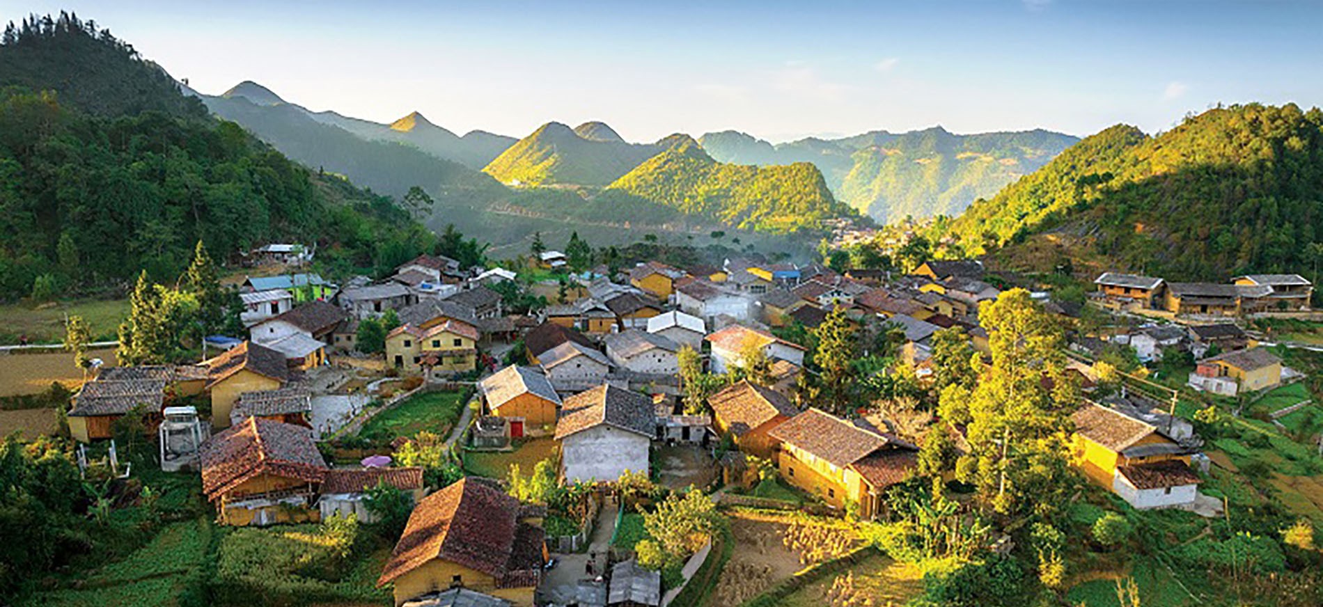 Toàn cảnh làng Lô Lô Chải Hà Giang với kiến trúc nhà trình tường truyền thống và cảnh sắc núi đá hùng vĩ