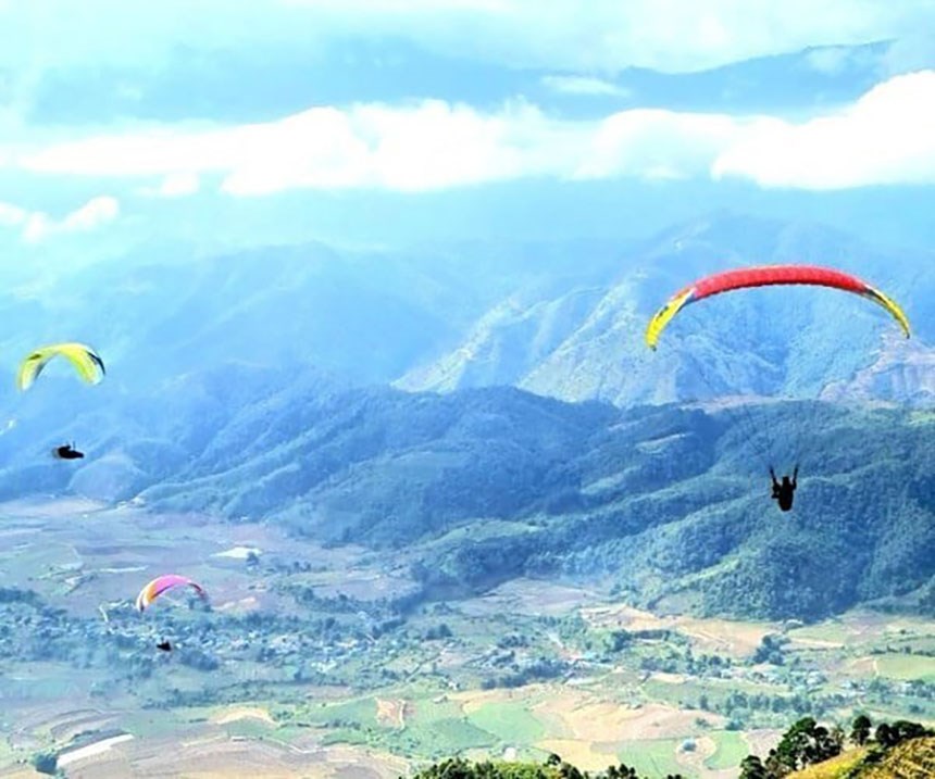 “Du khách trải nghiệm nhảy dù lượn tại Sì Thâu Chải, Lai Châu giữa khung cảnh núi rừng Tây Bắc hùng vĩ”