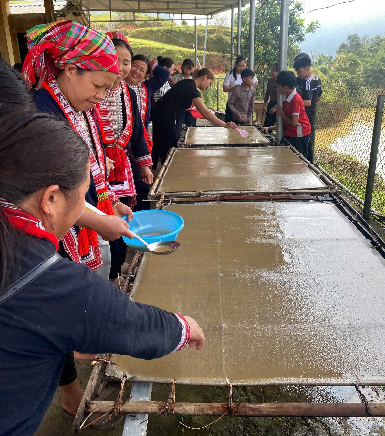 (Emagazine) Giấy dó của người Dao đỏ hút khách bằng trải nghiệm bản địa - ảnh 4