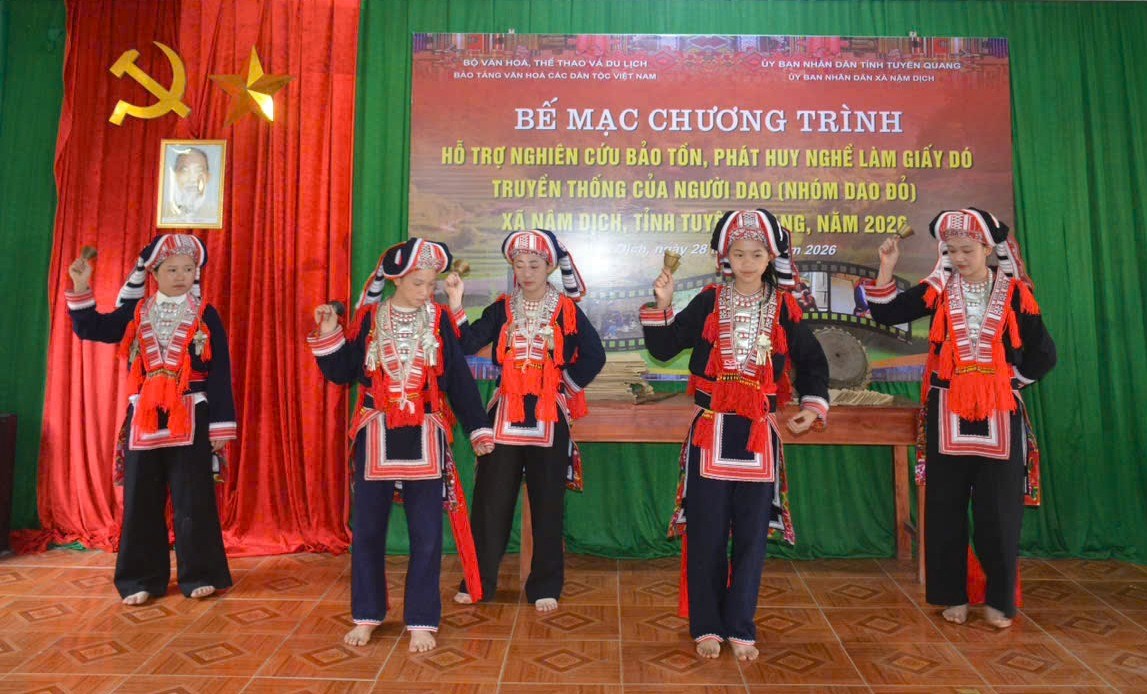 (Emagazine) Giấy dó của người Dao đỏ hút khách bằng trải nghiệm bản địa - ảnh 6