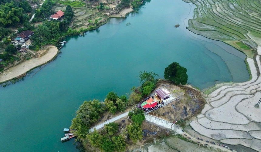 Đền Nàng Han bên lòng hồ Sông Đà là điểm đến văn hóa tâm linh tại Mường Chiên Sơn La