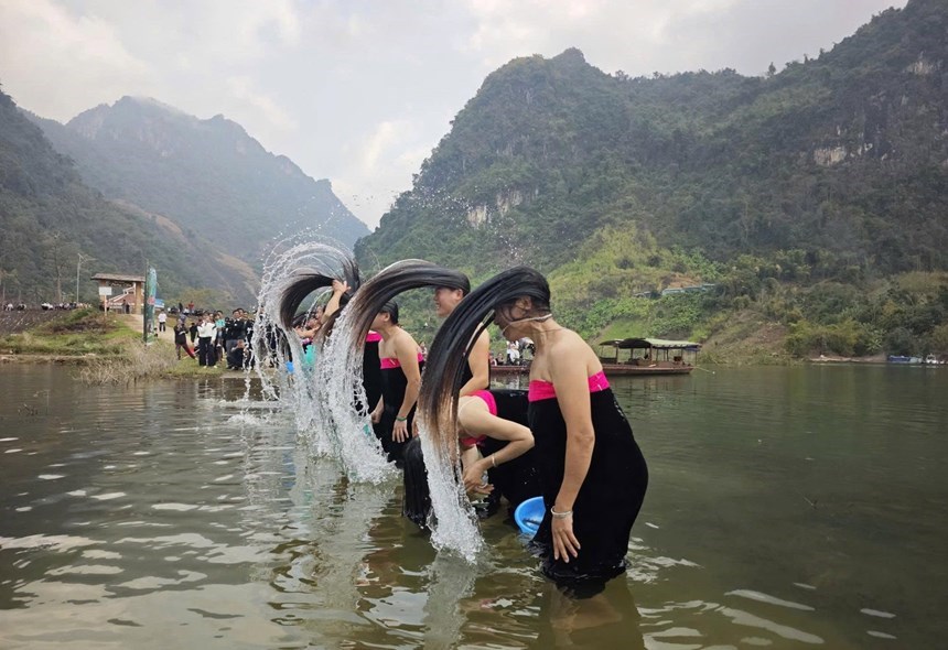 Du lịch cộng đồng Mường Chiên gắn với bảo tồn Lễ hội Nàng Han và văn hóa người Thái trắng