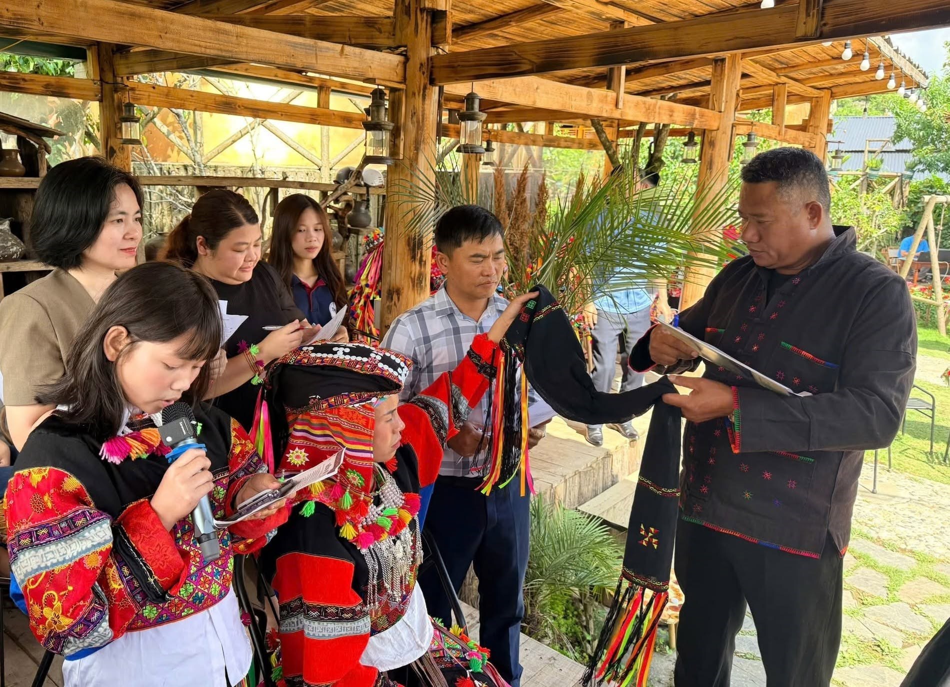 Hoạt động giao lưu giữa nghệ nhân dân tộc Lô Lô và du khách trong chương trình trải nghiệm văn hóa cộng đồng