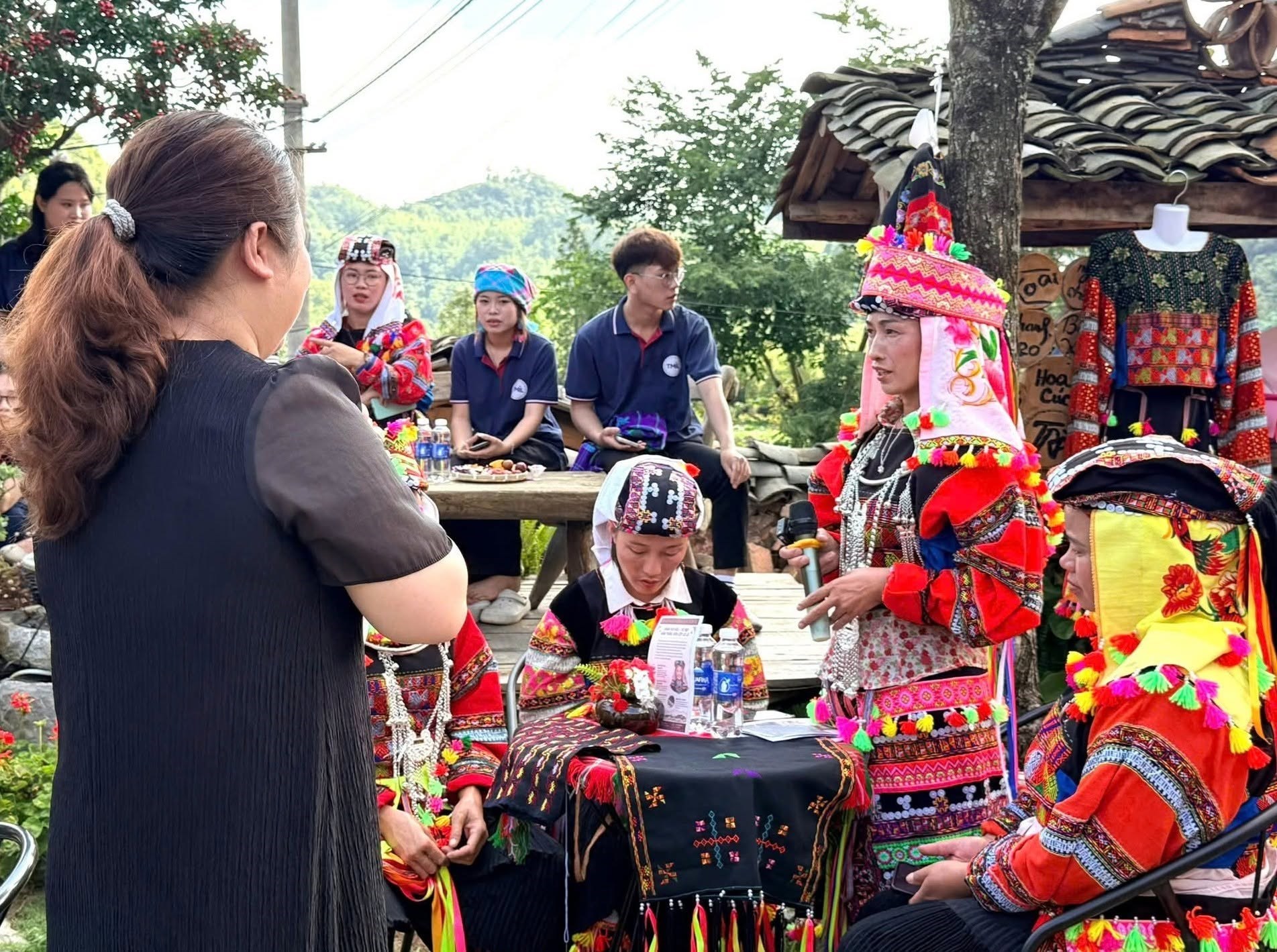 Chuyên gia và nghệ nhân trao đổi về du lịch đồng tạo và du lịch trải nghiệm gắn với nghề thêu truyền thống Lô Lô