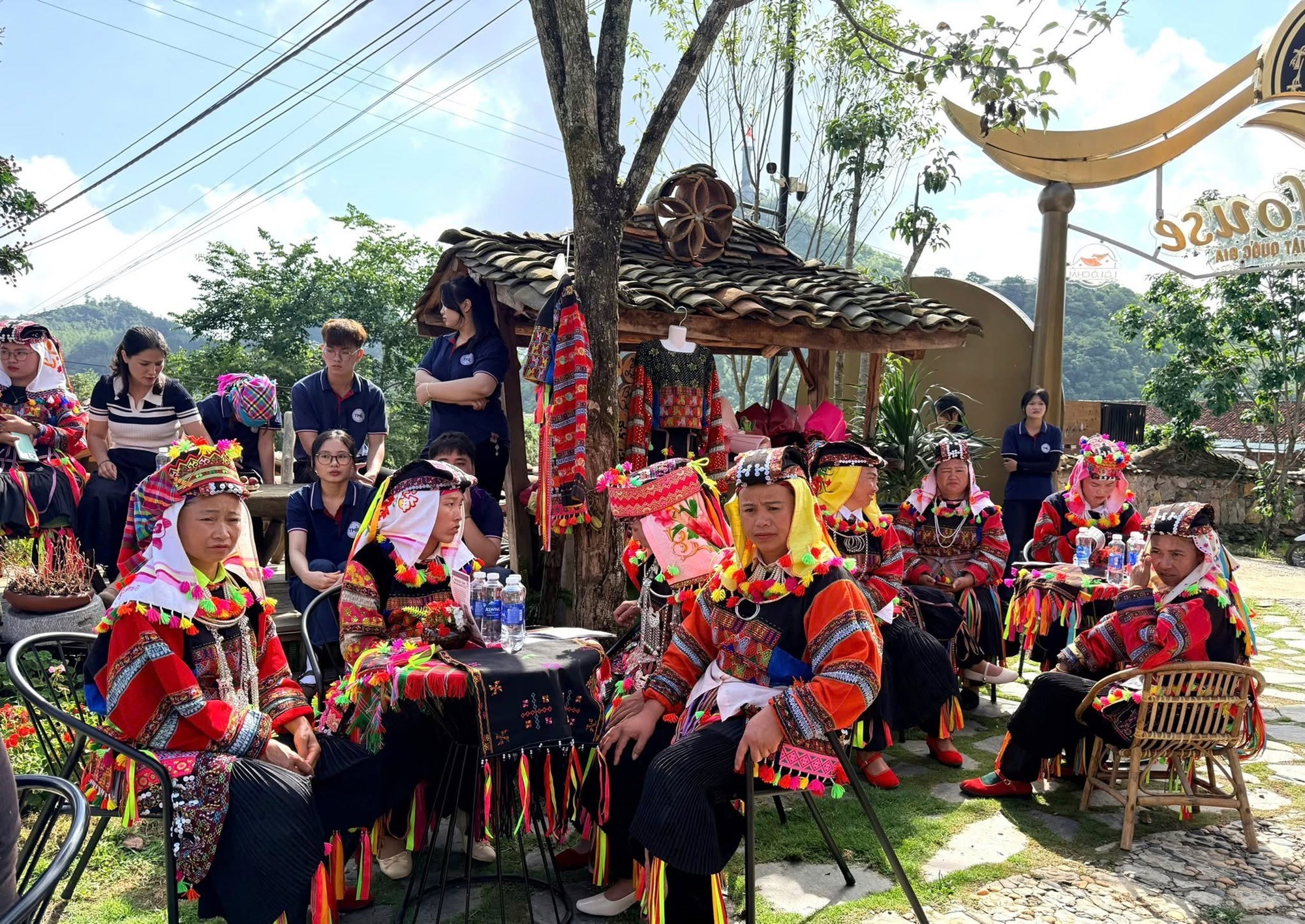 nghề thêu Lô Lô Chải