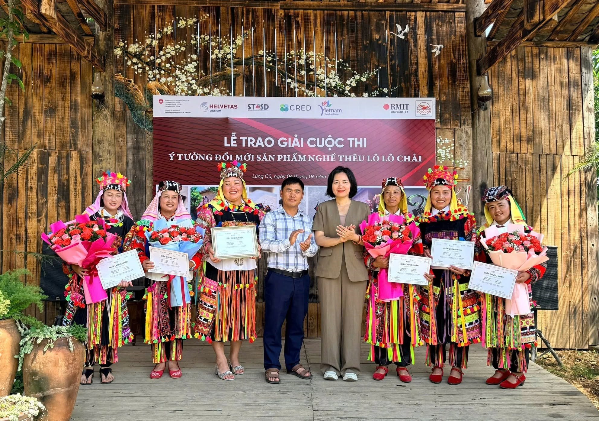 Ban tổ chức trao giải cuộc thi thêu thủ công nhằm bảo tồn nghề thêu truyền thống của dân tộc Lô Lô tại Lũng Cú