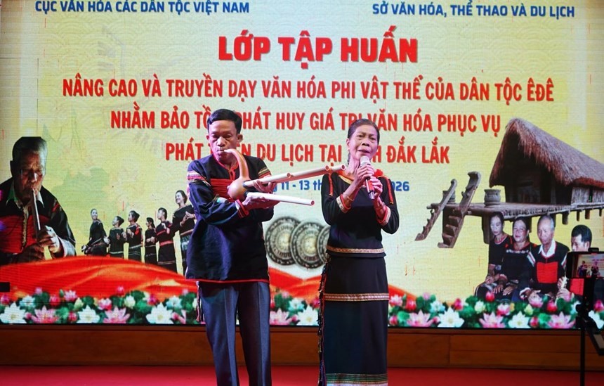 Tiết mục diễn xướng dân gian đặc sắc do các nghệ nhân Ê Đê trình diễn tại lớp tập huấn ở Đắk Lắk.
