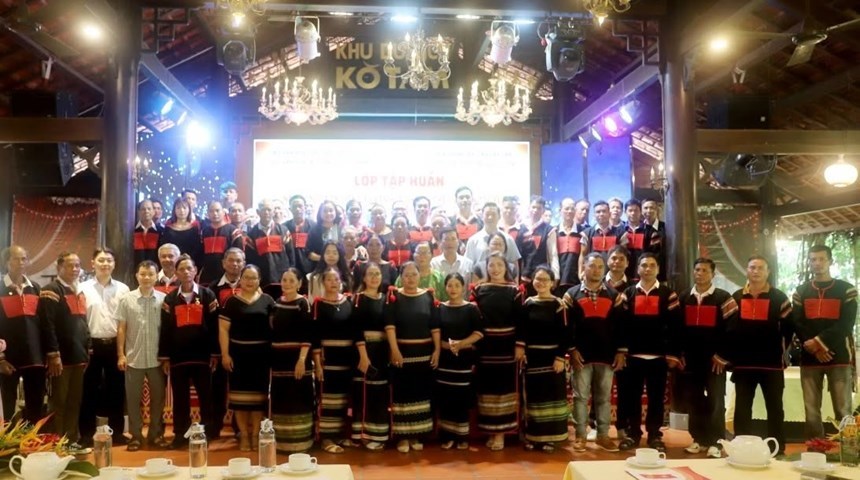 Hơn 100 nghệ nhân, già làng và học viên người Ê Đê tham gia lớp tập huấn bảo tồn văn hóa phi vật thể tại Đắk Lắk.