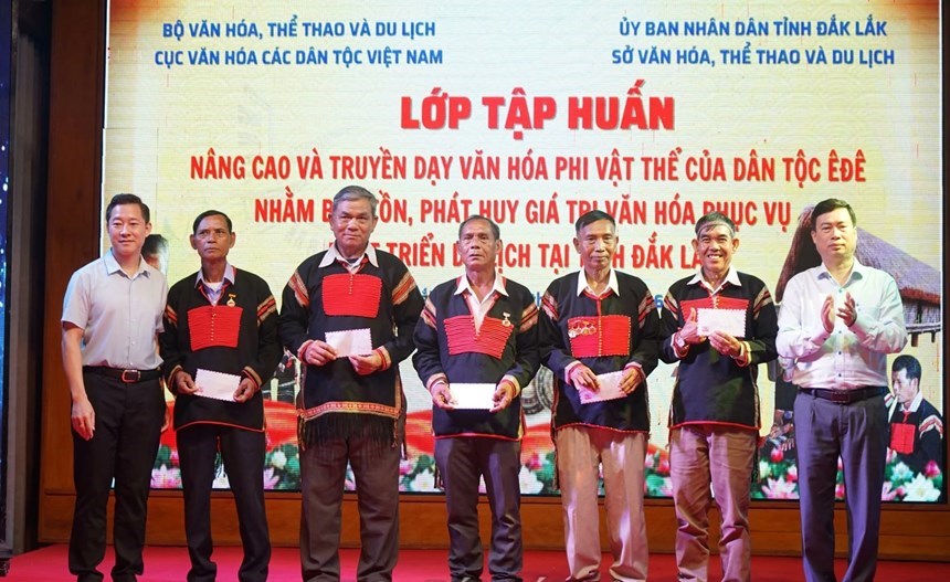 Ban tổ chức trao quà động viên các nghệ nhân tham gia truyền dạy văn hóa phi vật thể dân tộc Ê Đê tại Đắk Lắk.
