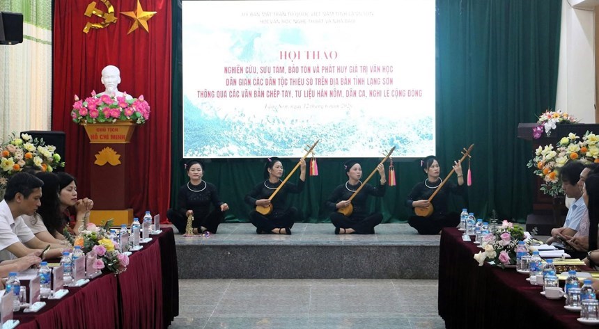 Tiết mục văn nghệ truyền thống của đồng bào các dân tộc tại hội thảo bảo tồn văn học dân gian ở Lạng Sơn