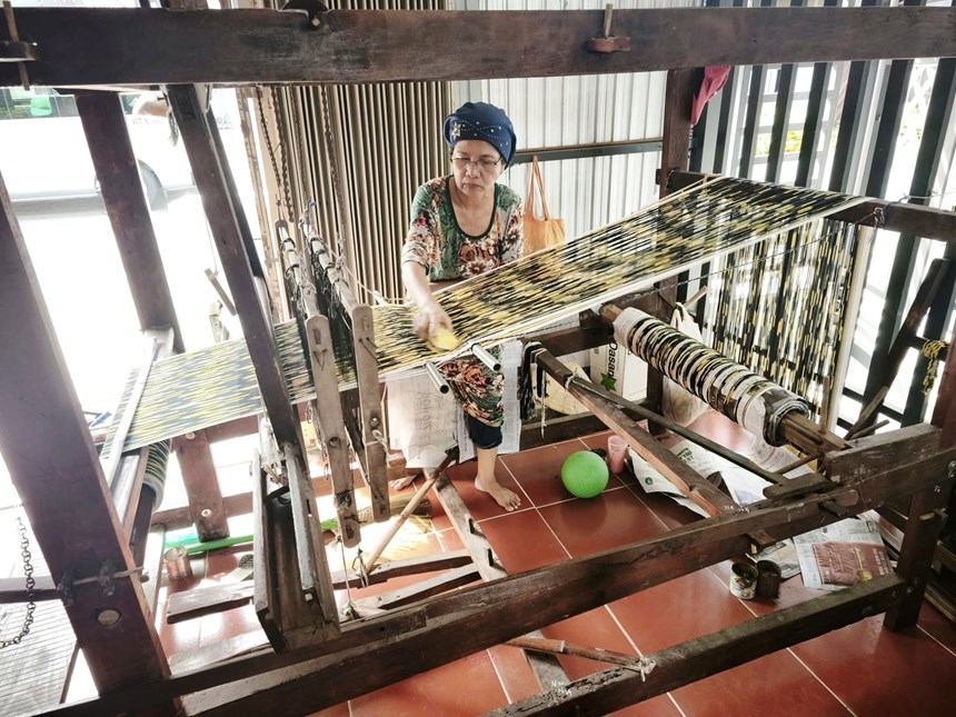 Nghệ nhân Zay Mah thực hành dệt thổ cẩm Chăm tại cơ sở dệt ở làng Châu Phong