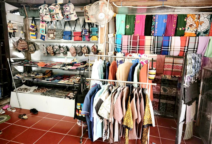 Các sản phẩm thổ cẩm Chăm do nghệ nhân Mo Ha Mad và Zay Mah dệt thủ công tại Châu Phong