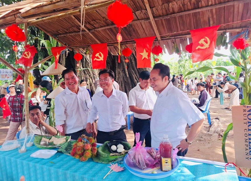 Du khách tham quan không gian văn hóa và ẩm thực vùng biên Khánh Bình