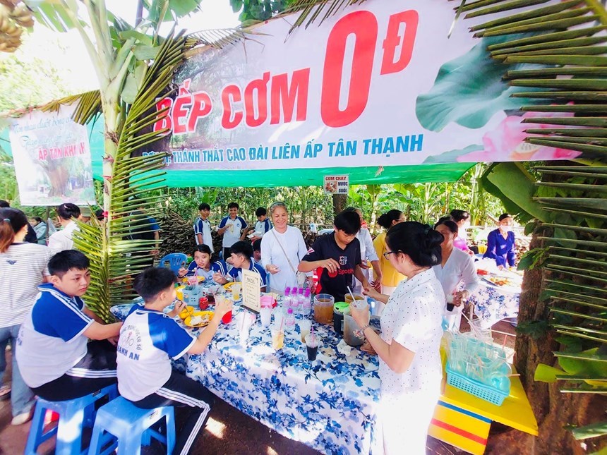 Học sinh trải nghiệm gian hàng Bếp cơm 0 đồng tại Khánh Bình An Giang