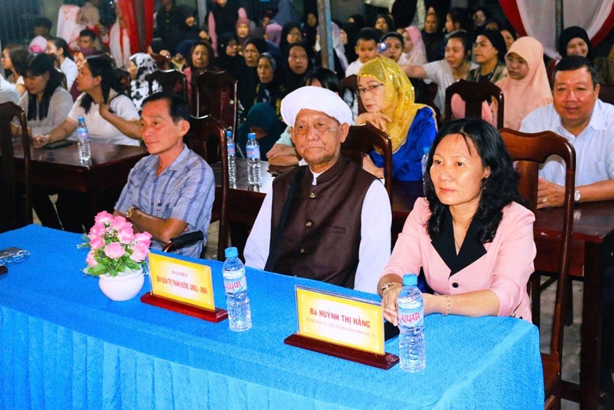 Đại biểu và người dân tham dự lễ ra mắt CLB Văn hóa văn nghệ đồng bào dân tộc Chăm xã Mỹ Đức, An Giang