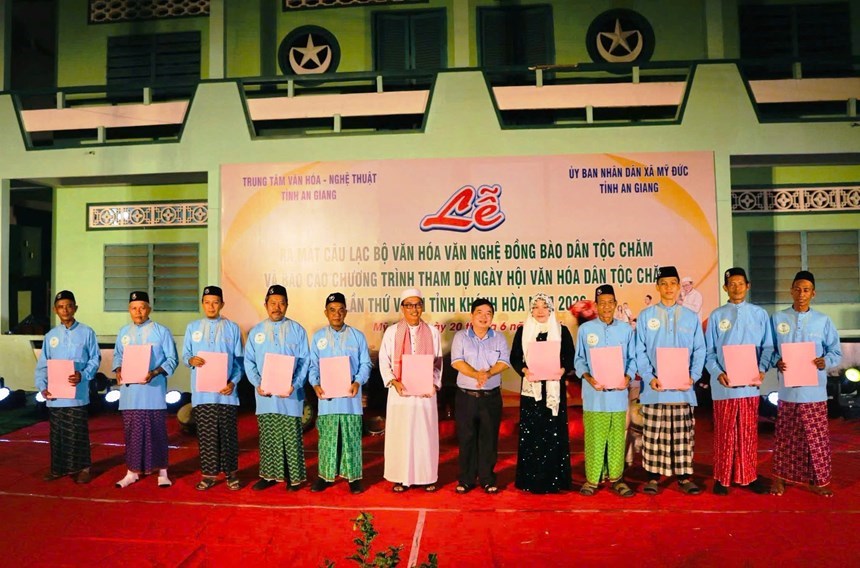Trao quyết định thành lập CLB Văn nghệ truyền thống đồng bào dân tộc Chăm ấp Khánh Mỹ