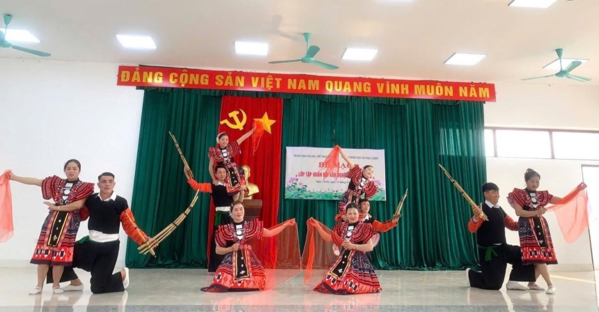 Đội văn nghệ quần chúng dân tộc Mông biểu diễn tại xã Ngọc Chiến Sơn La