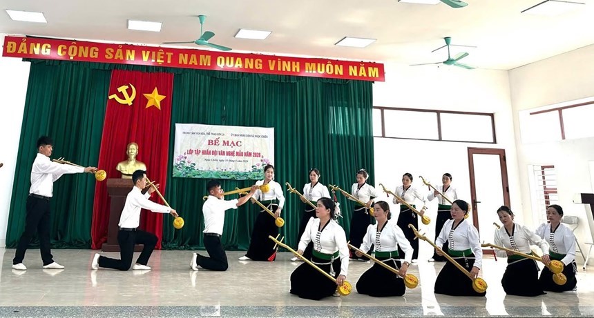 Đội văn nghệ quần chúng dân tộc Thái biểu diễn tại lớp tập huấn xã Ngọc Chiến Sơn La