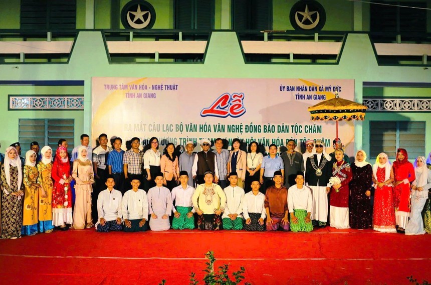 Các đại biểu và thành viên CLB Văn hóa văn nghệ đồng bào dân tộc Chăm xã Mỹ Đức chụp ảnh lưu niệm