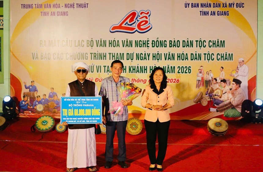 Ông Nguyễn Văn Đông trao bộ trống Prapana cho CLB Văn hóa văn nghệ đồng bào dân tộc Chăm xã Mỹ Đức, An Giang