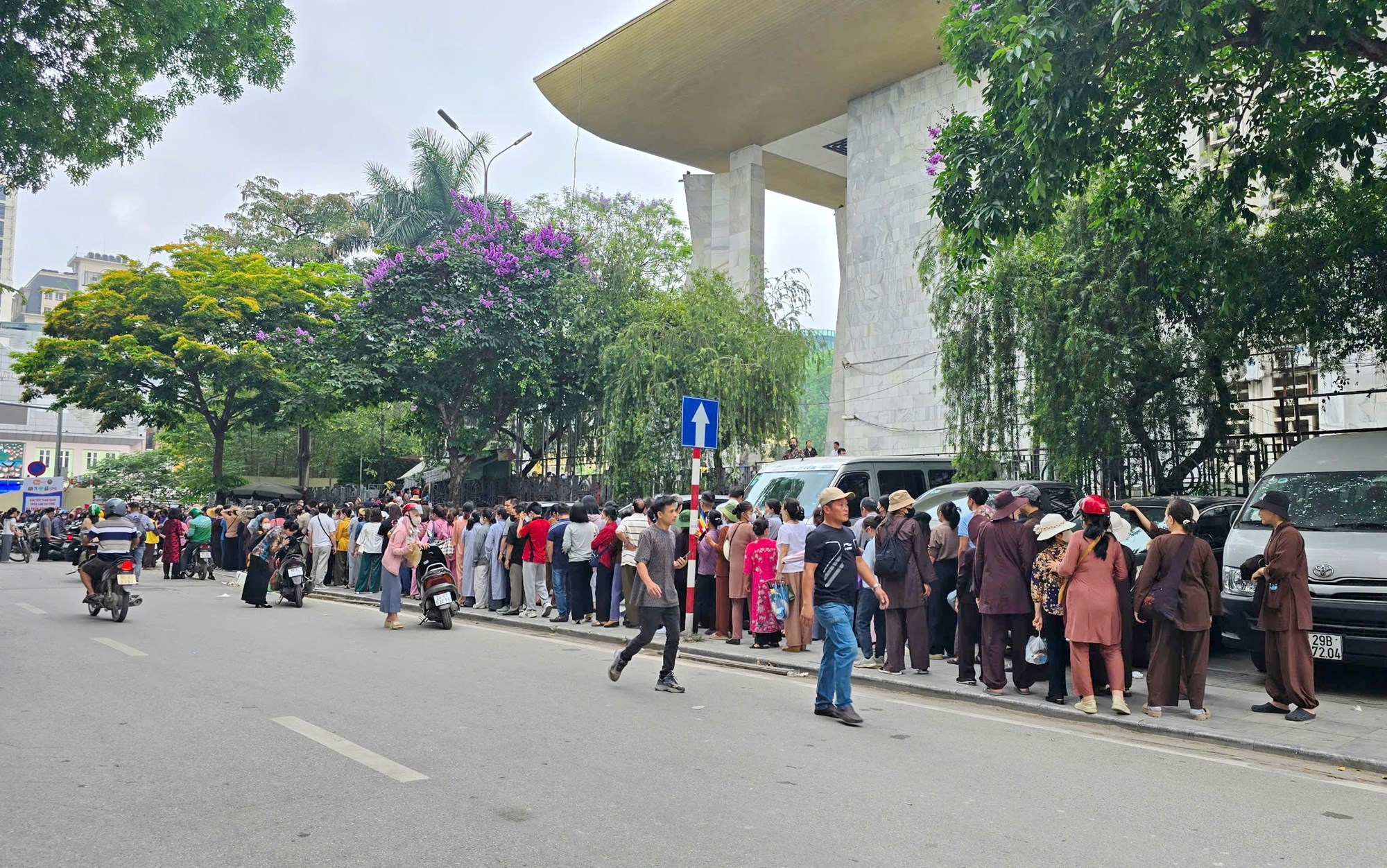 Người dân xếp hàng chiêm bái xá lợi Phật tại chùa Quán Sứ - ảnh 4