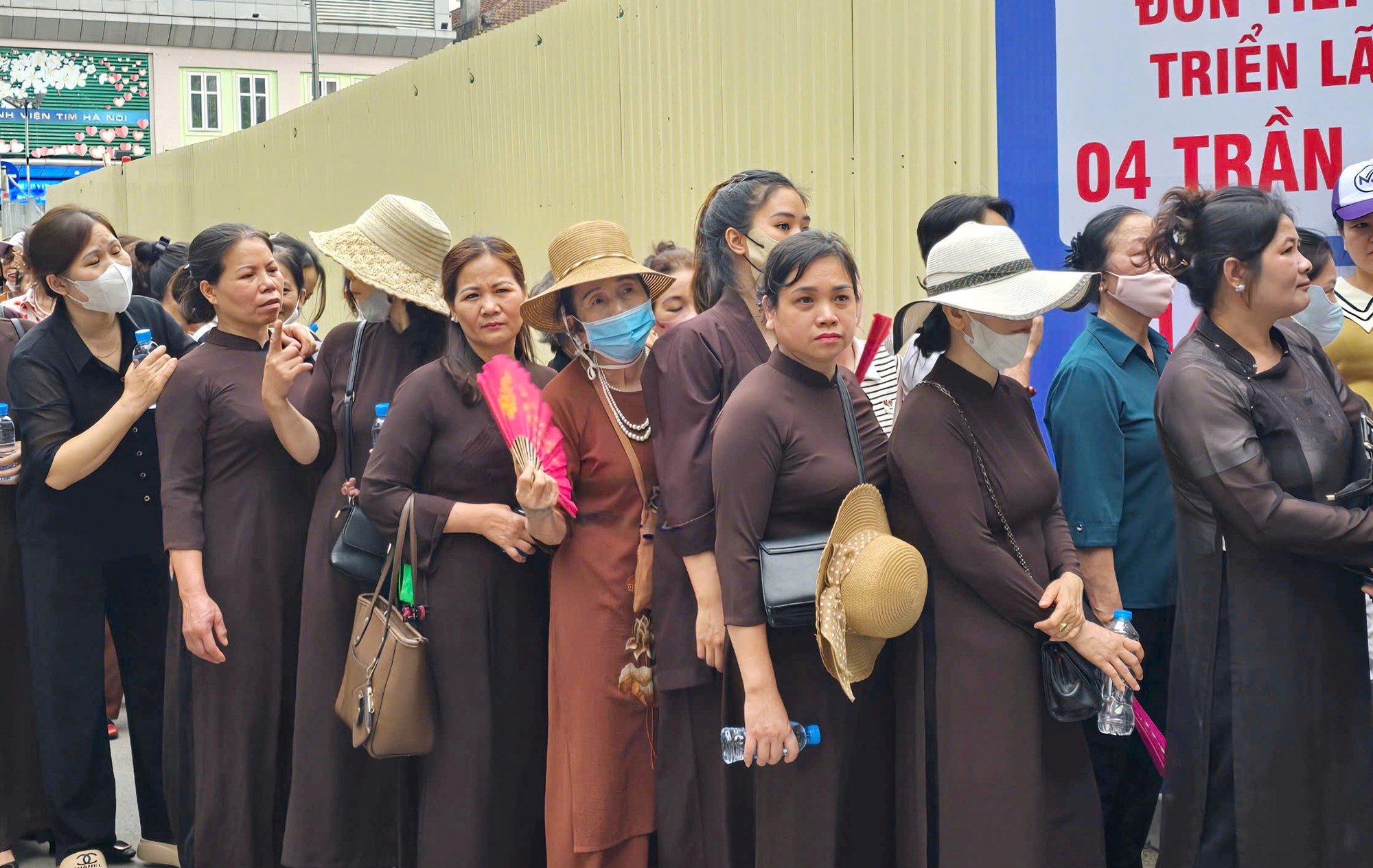 Người dân xếp hàng chiêm bái xá lợi Phật tại chùa Quán Sứ - ảnh 7