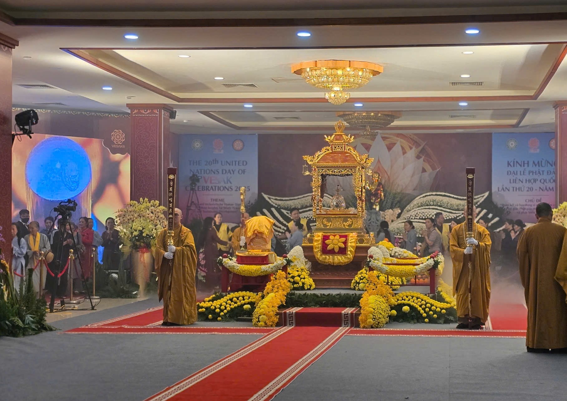 Người dân xếp hàng chiêm bái xá lợi Phật tại chùa Quán Sứ - ảnh 10