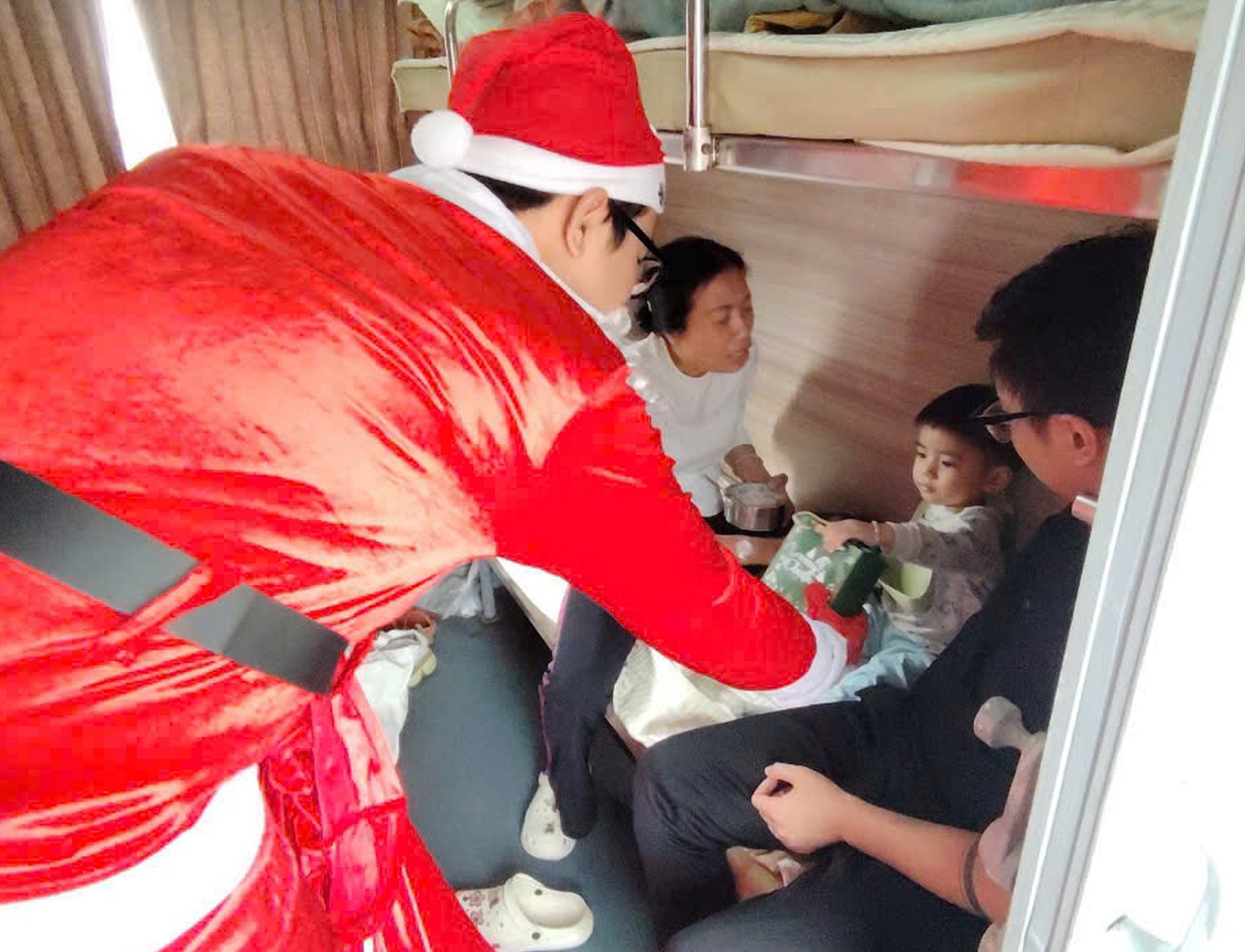 Hành khách đi tàu thích thú khi được ông già Noel tặng quà  - ảnh 8