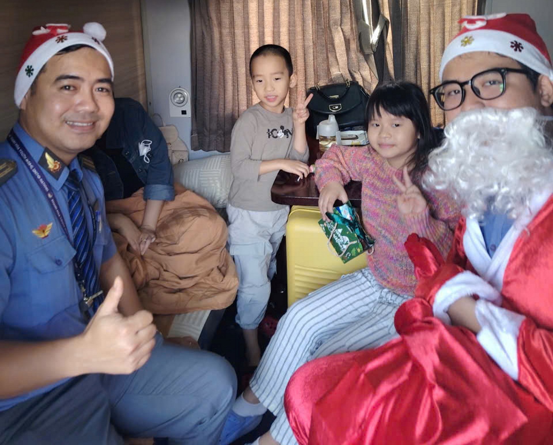 Hành khách đi tàu thích thú khi được ông già Noel tặng quà  - ảnh 9