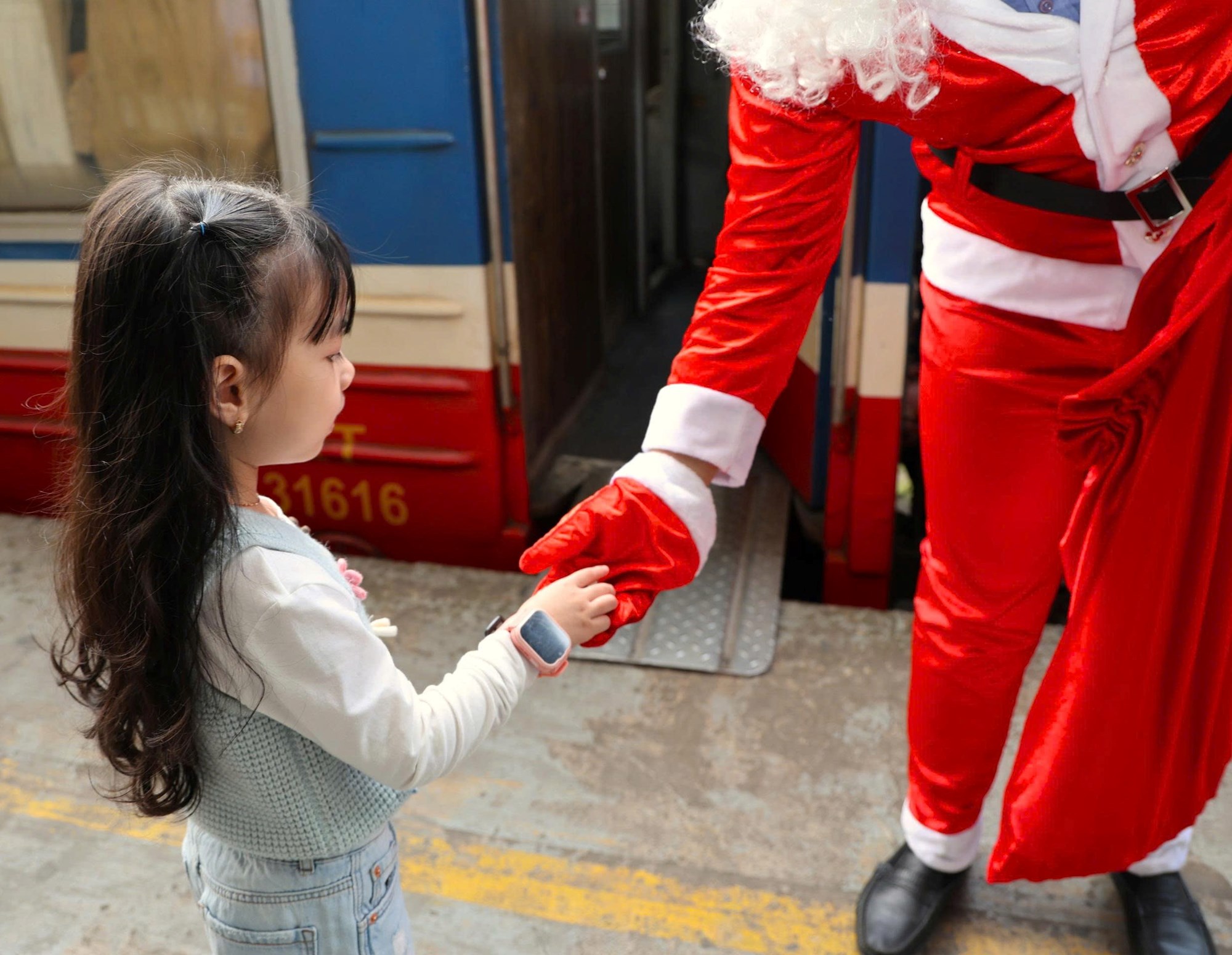 Hành khách đi tàu thích thú khi được ông già Noel tặng quà  - ảnh 7