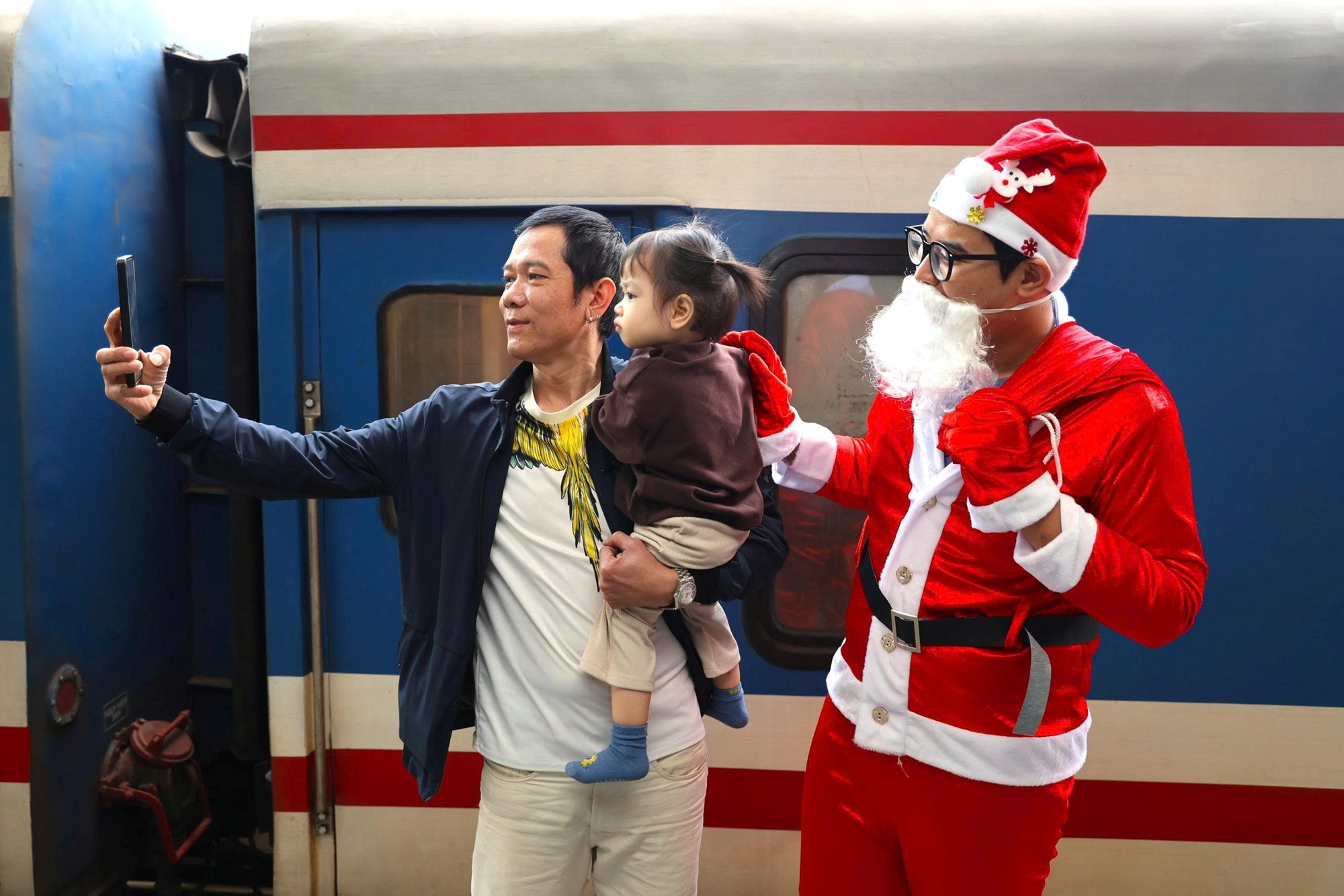 Hành khách đi tàu thích thú khi được ông già Noel tặng quà  - ảnh 14