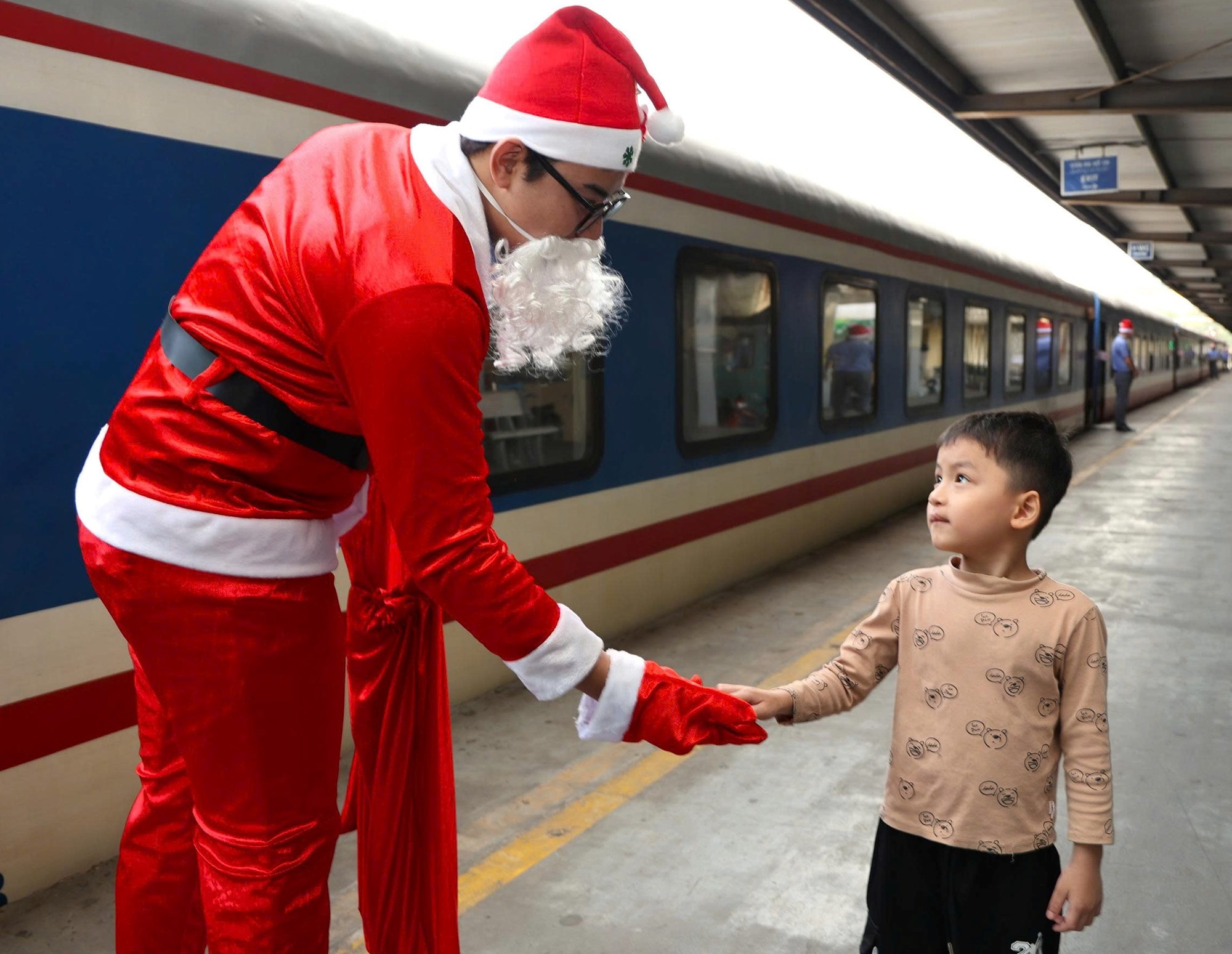 Hành khách đi tàu thích thú khi được ông già Noel tặng quà  - ảnh 5