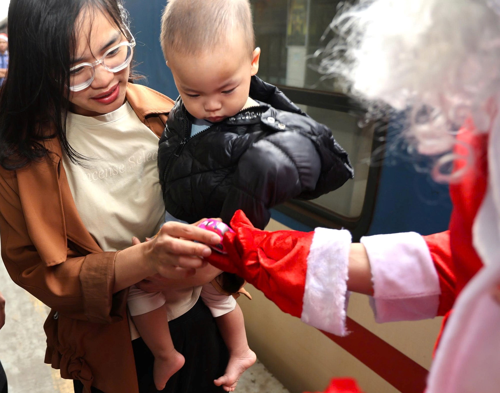 Hành khách đi tàu thích thú khi được ông già Noel tặng quà  - ảnh 6
