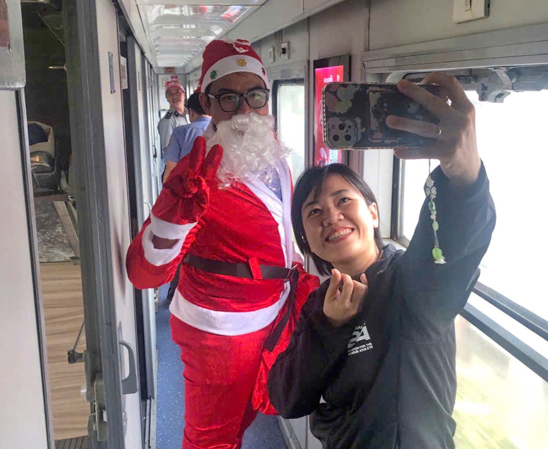 Hành khách đi tàu thích thú khi được ông già Noel tặng quà  - ảnh 15