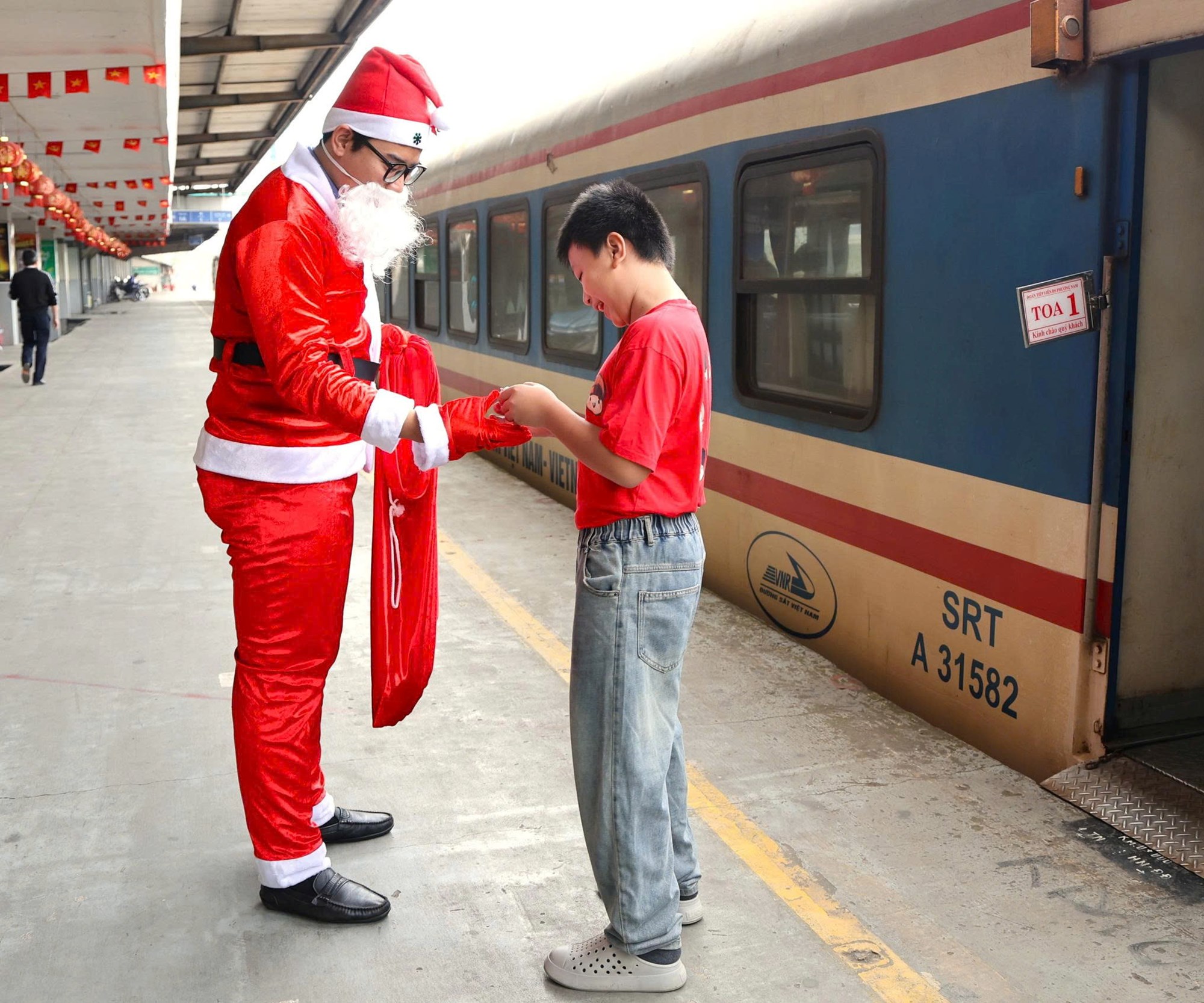 Hành khách đi tàu thích thú khi được ông già Noel tặng quà  - ảnh 4