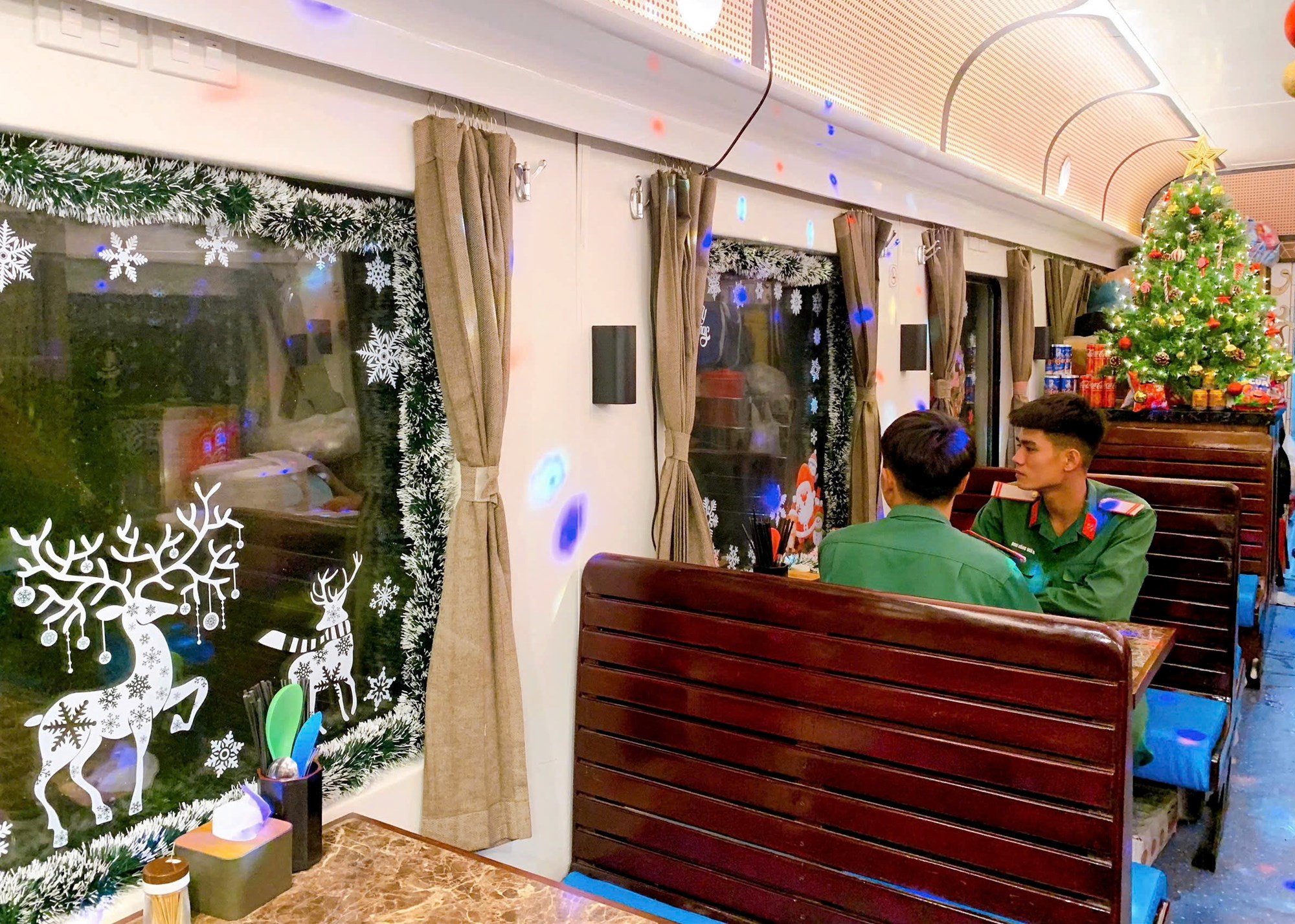 Hành khách đi tàu thích thú khi được ông già Noel tặng quà  - ảnh 2